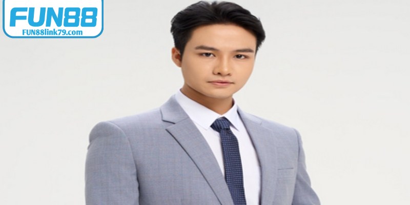 Nguyễn Hoàng Bách sinh ra trong một gia đình có nền tảng giáo dục vững chắc